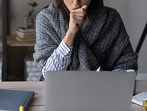 Erkrankte Frau am Arbeitsplatz