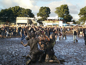 Wacken Fans im Schlamm