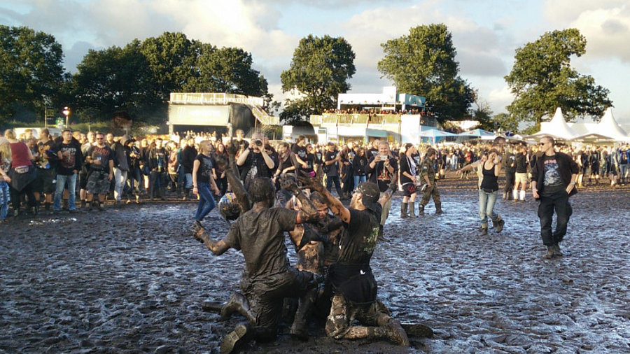 Wacken Fans im Schlamm