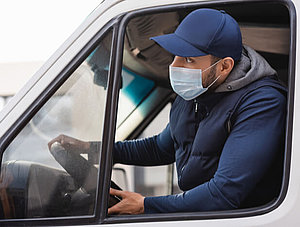 Lkw-Fahrer mit Maske zum Schutz vor Coronavirus