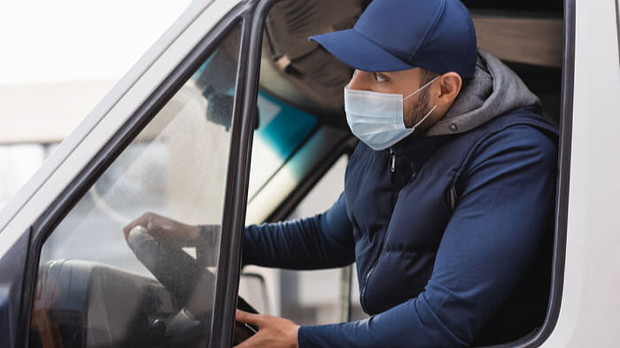 Lkw-Fahrer mit Maske zum Schutz vor Coronavirus