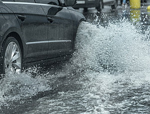 Unwetter: Auto f&auml;hrt durch Hochwasser