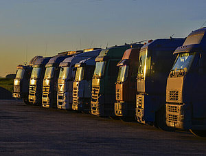 Parkende Lkw bei Sonnenuntergang 