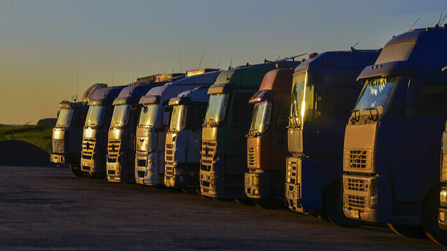 Parkende Lkw bei Sonnenuntergang 