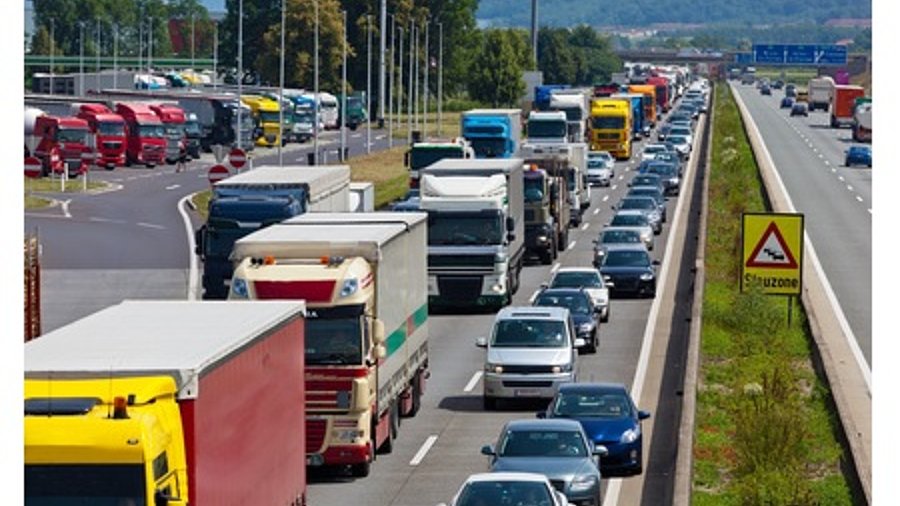 Lkws stehen im Stau auf Autobahn