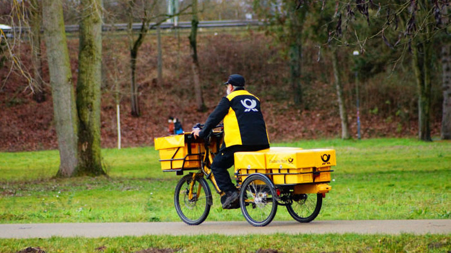 Briefträger auf Fahrrad