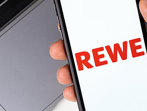 Rewe Logo auf Smartphone