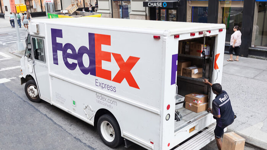 FedEx Lieferwagen und Zusteller