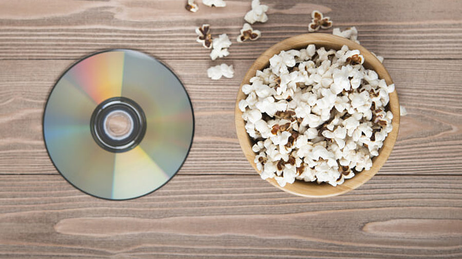 DVD neben einer Popcorn-Schale