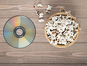 DVD neben einer Popcorn-Schale