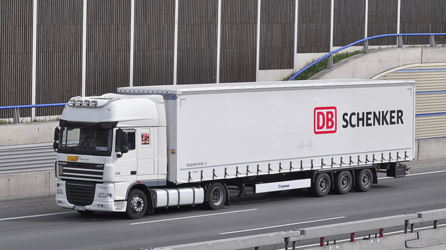 DB Schenker Lkw auf Autobahn