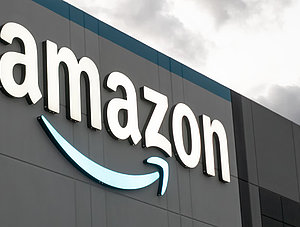 Amazon-Logo an einem Gebäude