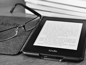 Kindle mit Hülle und Lesebrille