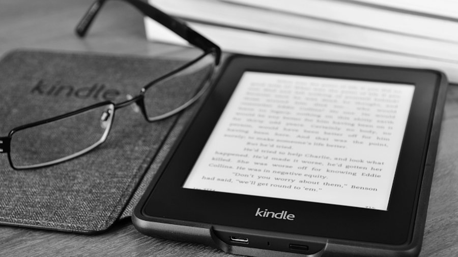 Kindle mit Hülle und Lesebrille