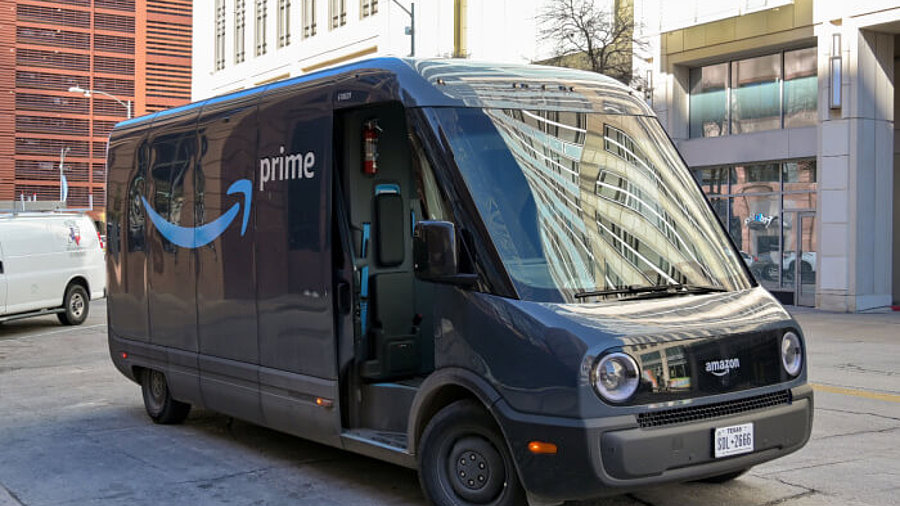 Rivian-Elektro-Transporter mit Amazon-Prime-Logo