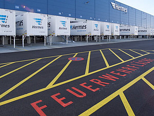 Zugmaschine mit Wechselaufbauten am Hermes Logistik-Center Graben 