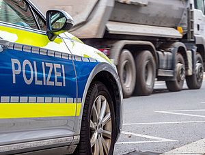 Polizeiauto hinter Lkw