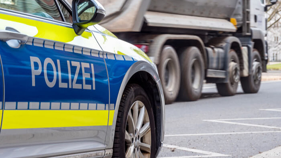 Polizeiauto hinter Lkw