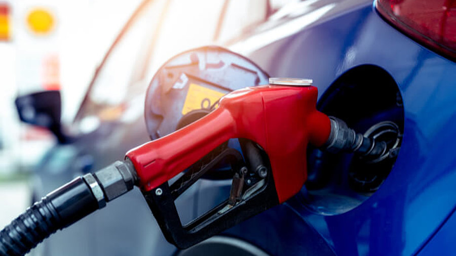 Auto tankt an der Tankstelle