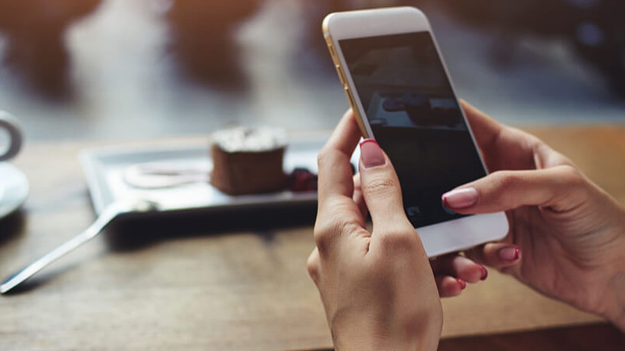 Frau mit Smartphone in der Hand