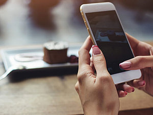 Frau mit Smartphone in der Hand