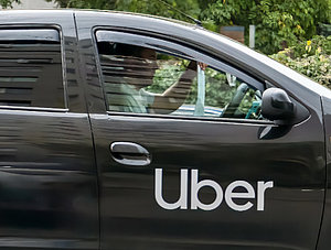 Fahrzeug mit Uber-Logo