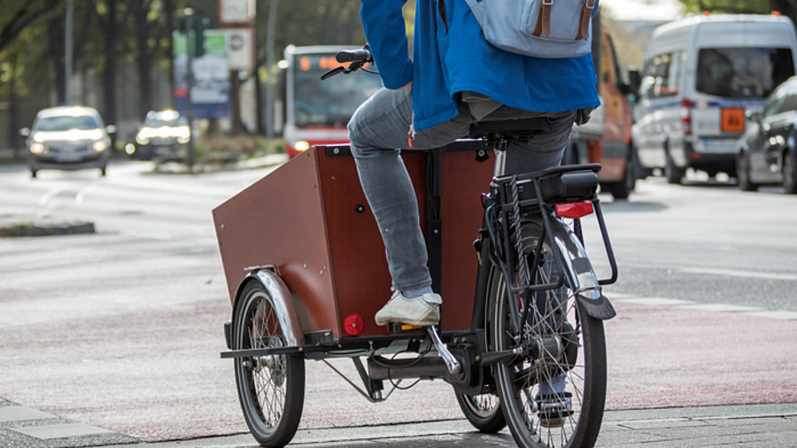 Kommt die Verkehrswende?: Mann auf Lastenrad