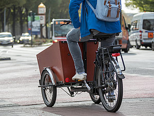 Kommt die Verkehrswende?: Mann auf Lastenrad