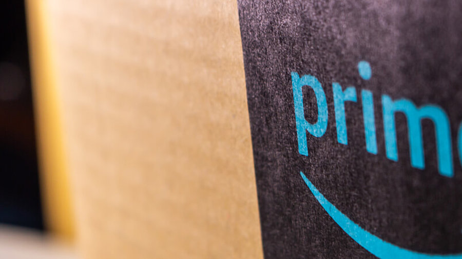 Prime-Logo auf einem Karton