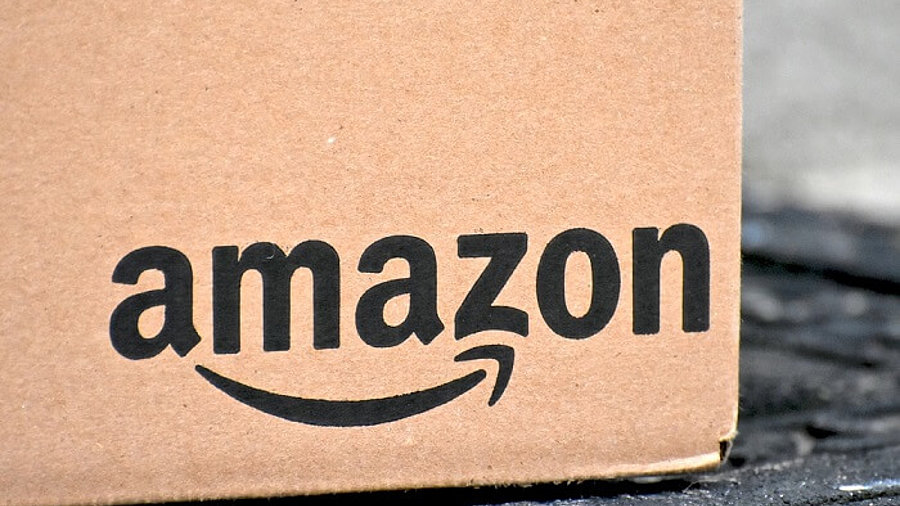 Amazon Paket mit Amazon Logo