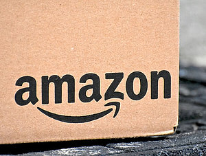 Amazon Paket mit Amazon Logo