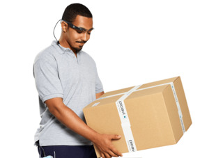 Picavi-Mitarbeiter mit Datenbrille und Paket