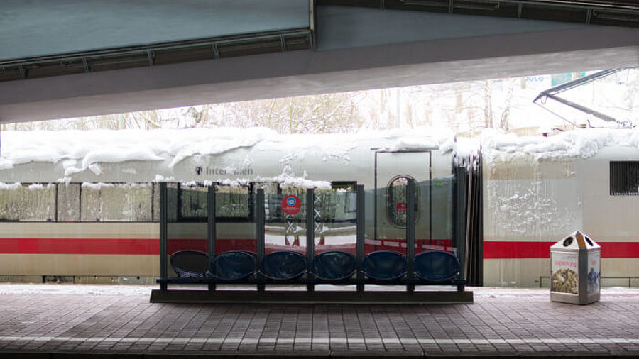 ICE mit Schnee auf dem Dach am Bahnsteig