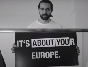 About-You Co-CEO Tarek M&uuml;ller mit Schild Its About Your Europe