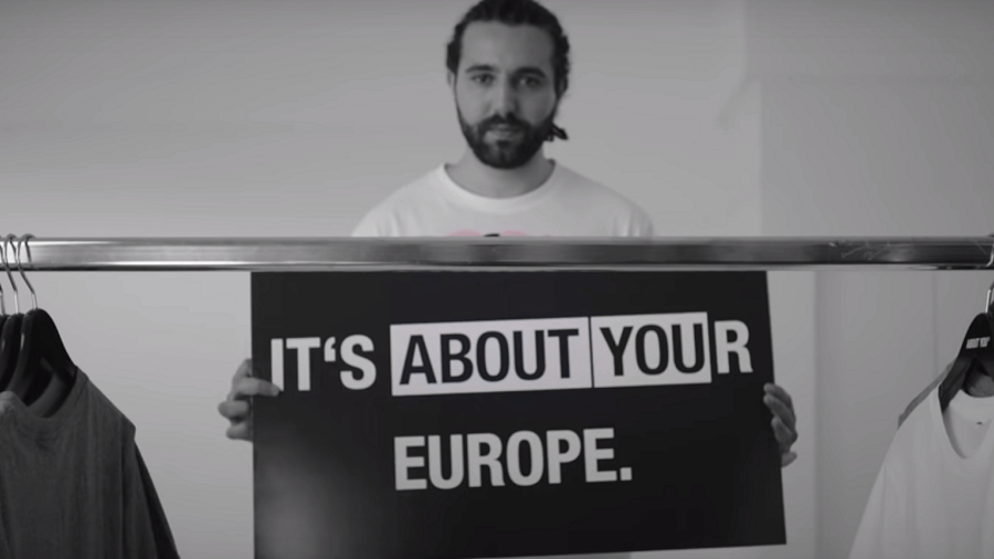 About-You Co-CEO Tarek M&uuml;ller mit Schild Its About Your Europe