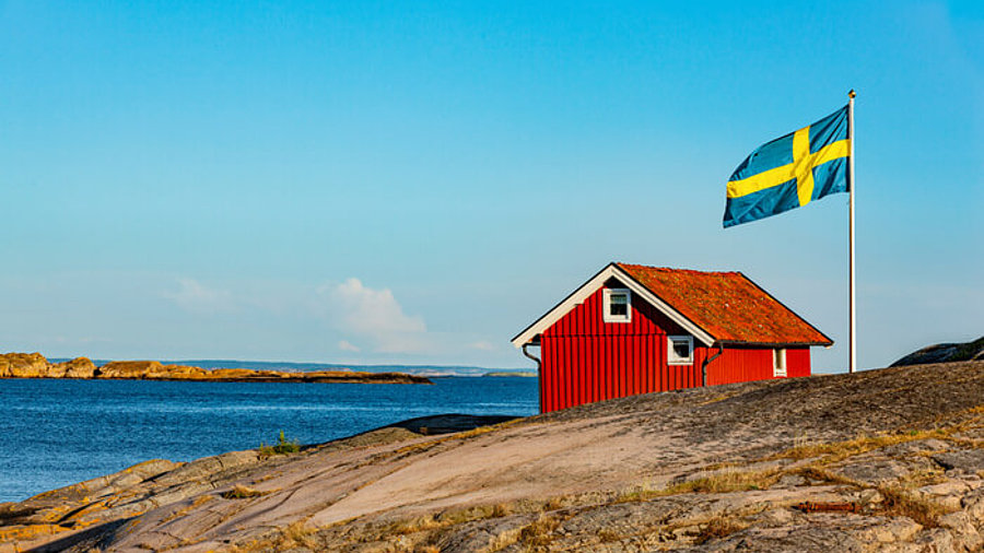 Rotes Haus in Schweden am Wasser