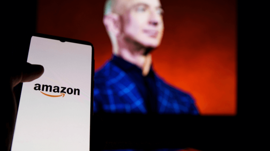 Smartphone mit Amazon-Logo, dahinter Amazon-Gründer Jeff Bezos