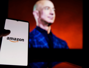 Smartphone mit Amazon-Logo, dahinter Amazon-Gründer Jeff Bezos