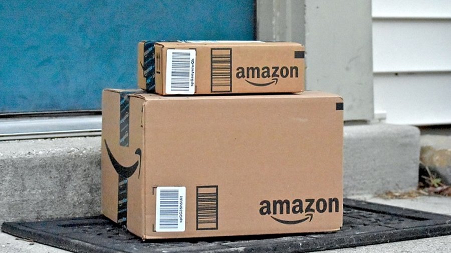 Amazon Pakete vor einer Haustür