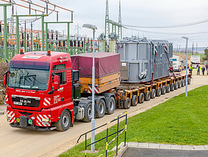 Beladener Schwerlasttransporter