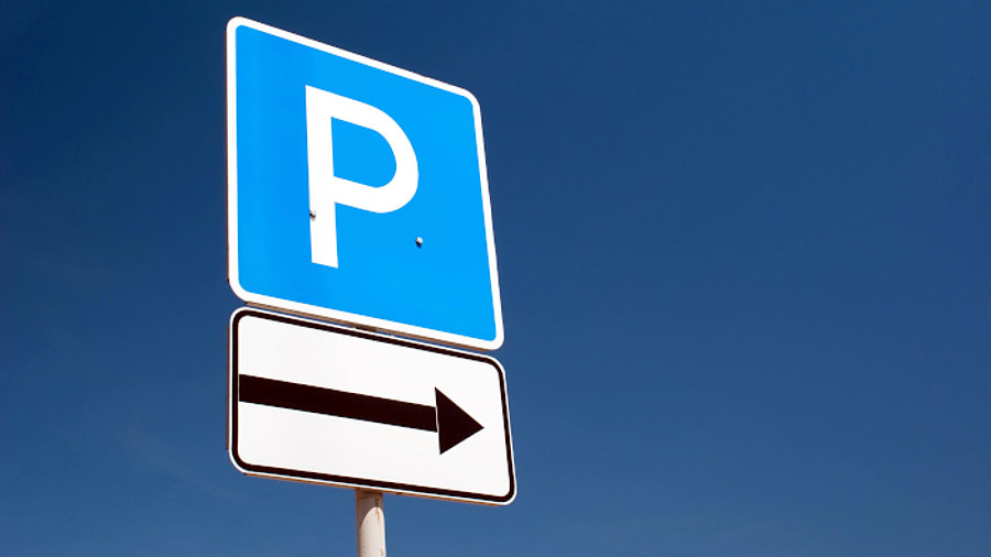 Parkplatzschild vor blauem Hintergrund