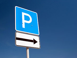 Parkplatzschild vor blauem Hintergrund