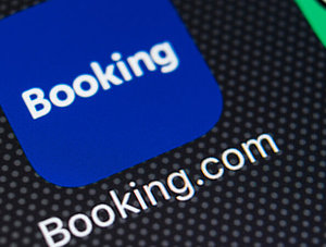 App von Booking.com auf einem Smartphone