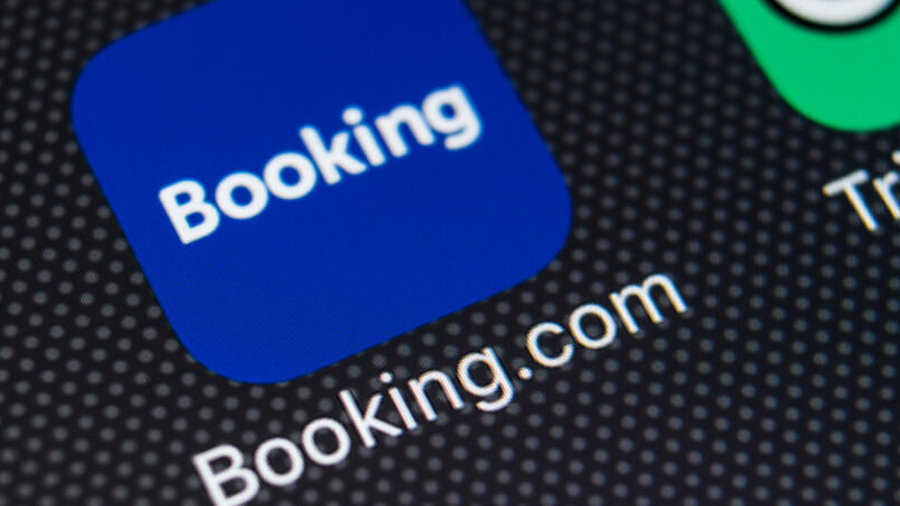 App von Booking.com auf einem Smartphone