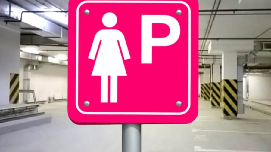 Pinkes Frauenparkplatzschild in Parkhaus