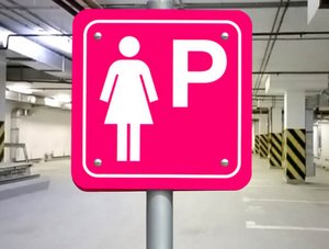 Pinkes Frauenparkplatzschild in Parkhaus