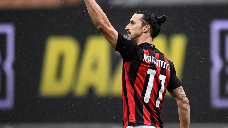 Zlatan Ibrahimovic vom AC Milan vor einem Dazn-Logo