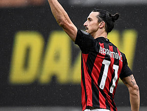 Zlatan Ibrahimovic vom AC Milan vor einem Dazn-Logo