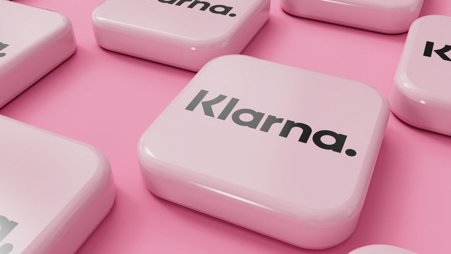 Klarna-Logo auf pinken Buttons