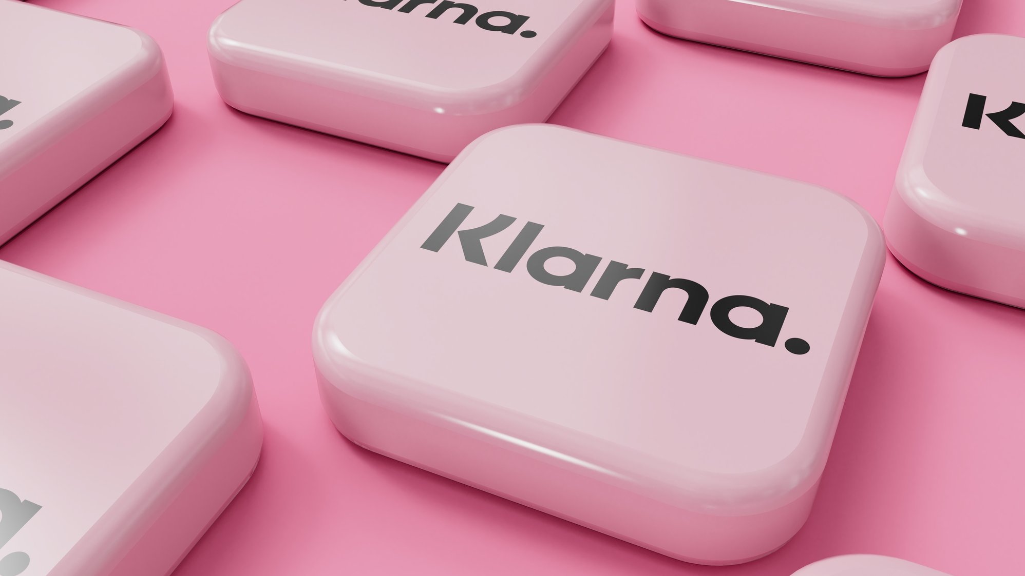 Klarna-Logo auf pinken Buttons